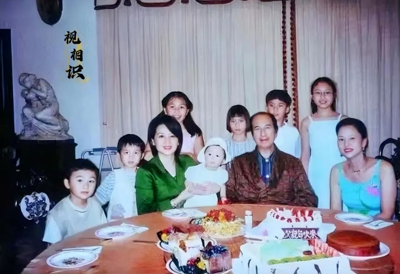 90年代，“赌王”何鸿燊与三太陈婉珍和四太梁安琪，以及儿女们的一张合影，由此也可...