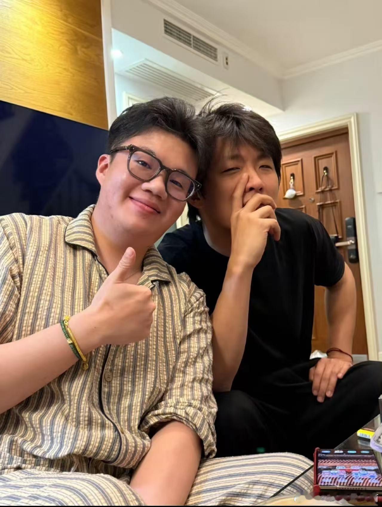 酷腾天放的友情真的好磕不愧是对抗路的团长和团长夫人，50年以后的天放依旧寡淡。在