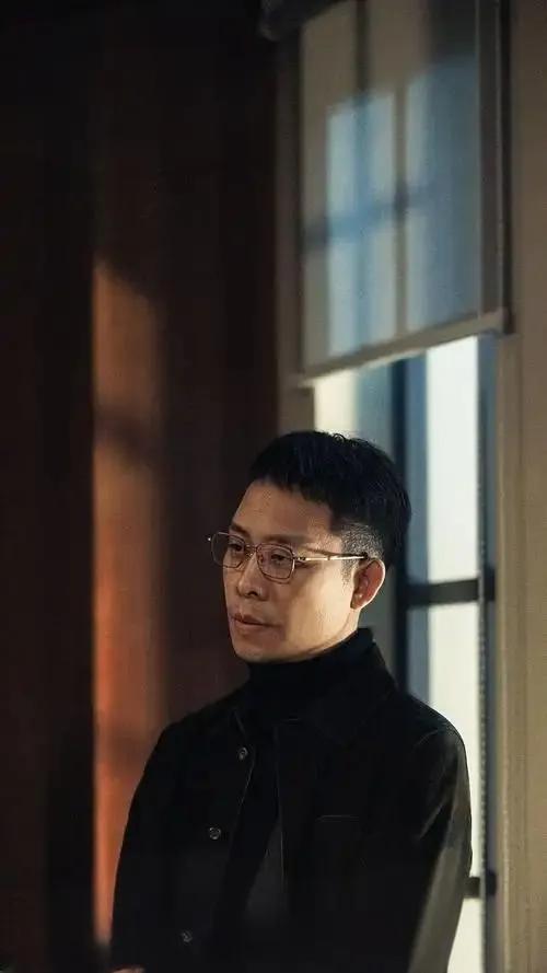 张译在《以法之名》中演技可圈可点，他将检察官洪亮“外怂内刚”的双面性演绎得入木三