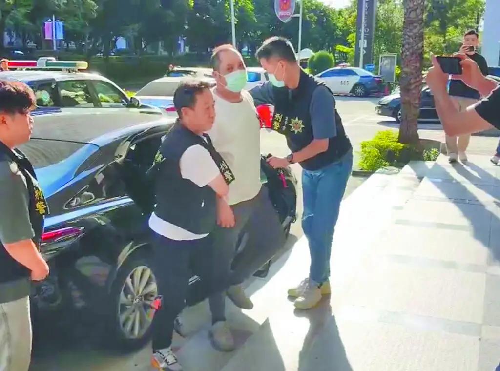 暴揍日本的男子已经被拘留了，只知道他姓廖，是中国香港同胞，是以游客身份过来游玩的
