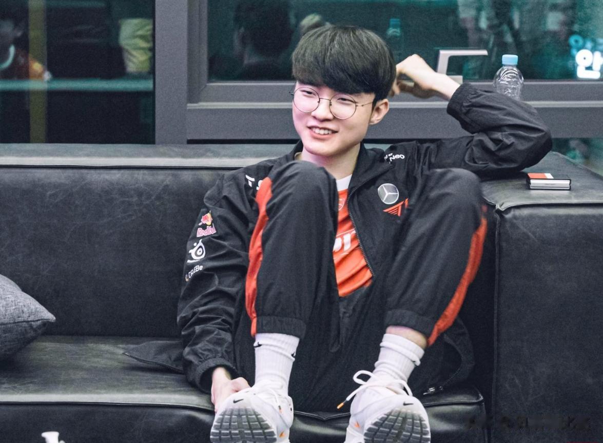 恭喜T1！成功晋级LCK夏季赛季后赛

在Faker因为伤病休息后，T1惨遭连败