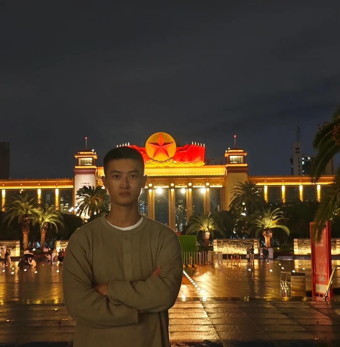 八一广场！！！
南昌夜灯下璀璨的一抹红色生在红旗下