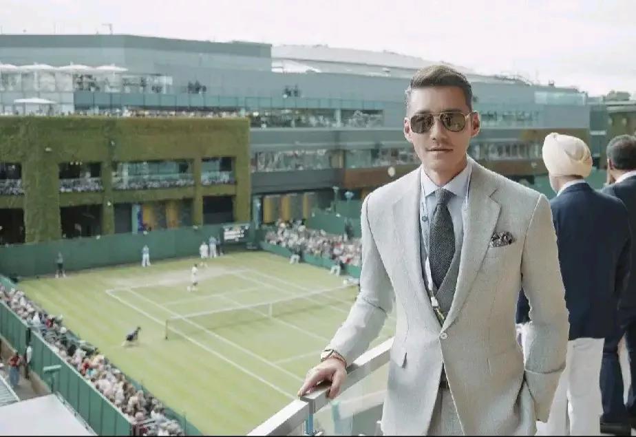 在温网，
不管是邓超、周杰伦，
甚至是阿汤哥、007，
在胡兵面前统统都黯然失色