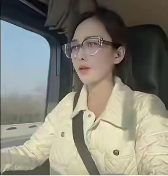 一路走好！
12月23日，安徽网红“半挂西施”王迪开着满载货物的半挂行至高泉时，