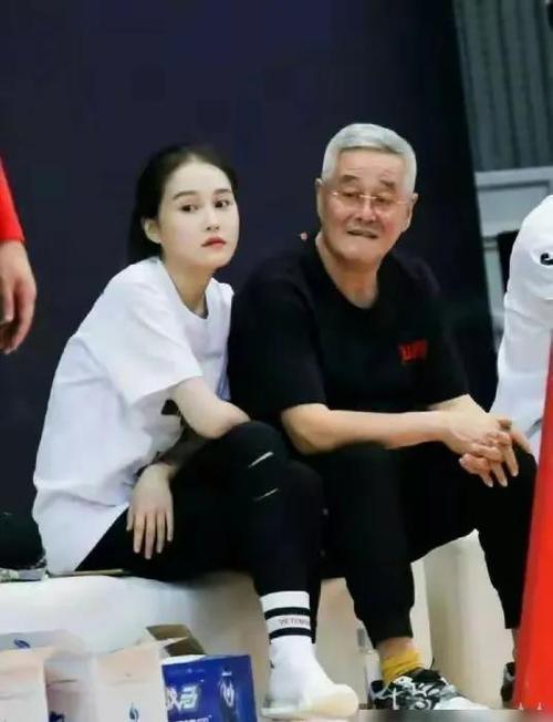 赵本山不让女儿球球签婚前协议，尽显对女儿的信任与疼爱。这一做法打破常规，引发大家