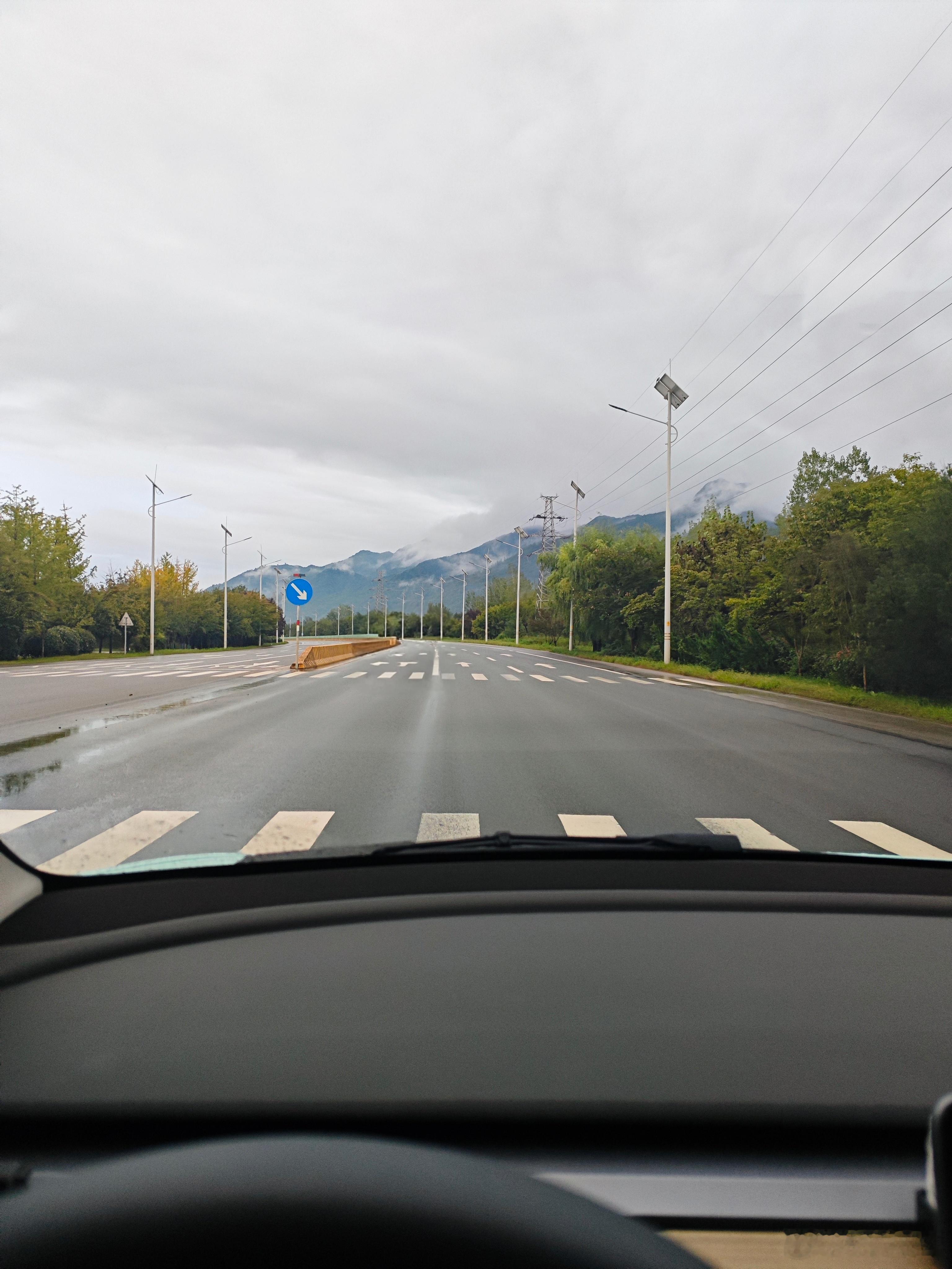 雨停了一会儿，环山路看秦岭云雾缭绕。丰裕口吃石锅鱼的路上遇到两台领克，非常有辨识