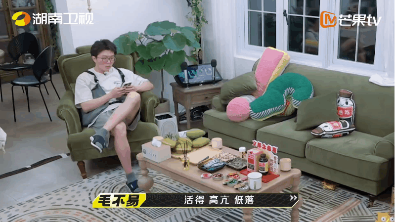 #毛不易边打哈欠边练歌# 哈哈哈哈哈，看毛不易练歌太有意思了[哈哈]练一会儿歌，