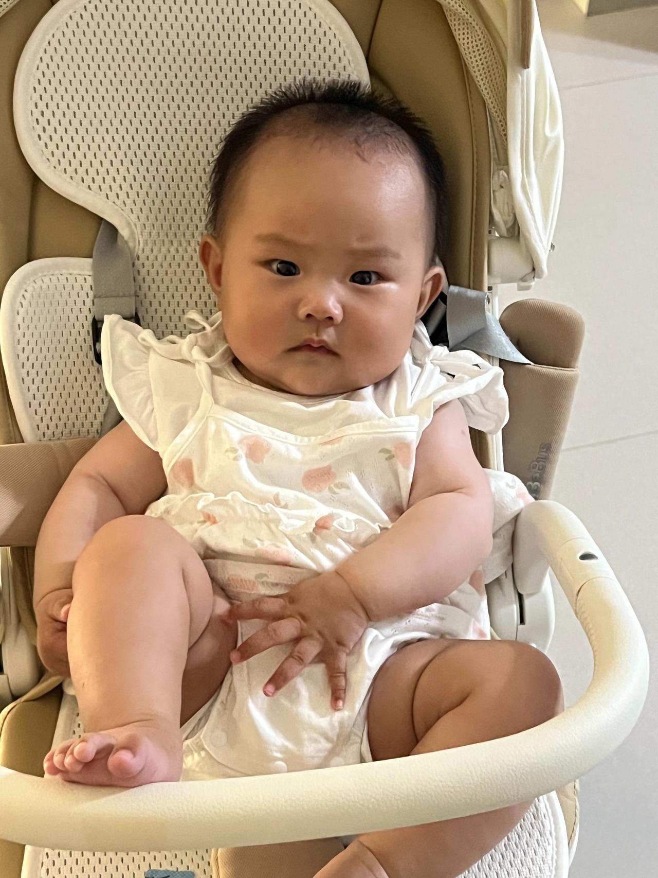样子挺严肃的，但纸尿裤暴露了你的年龄……