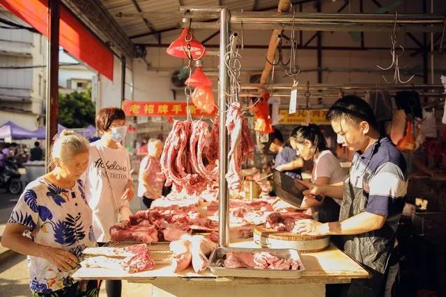 近日，一位阿姨买肉付款时粗心输错金额，误将付款数填成79万余元。万幸的是阿姨当场