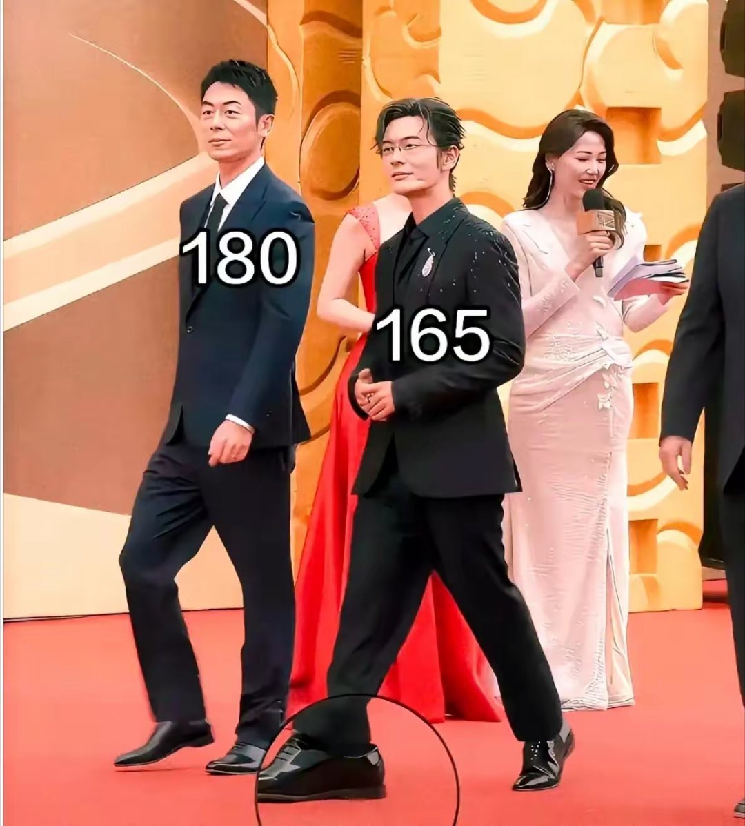 这画面简直大型社死现场！为了显个子，特意踩了超厚的内增高，结果和旁边人一站，差距