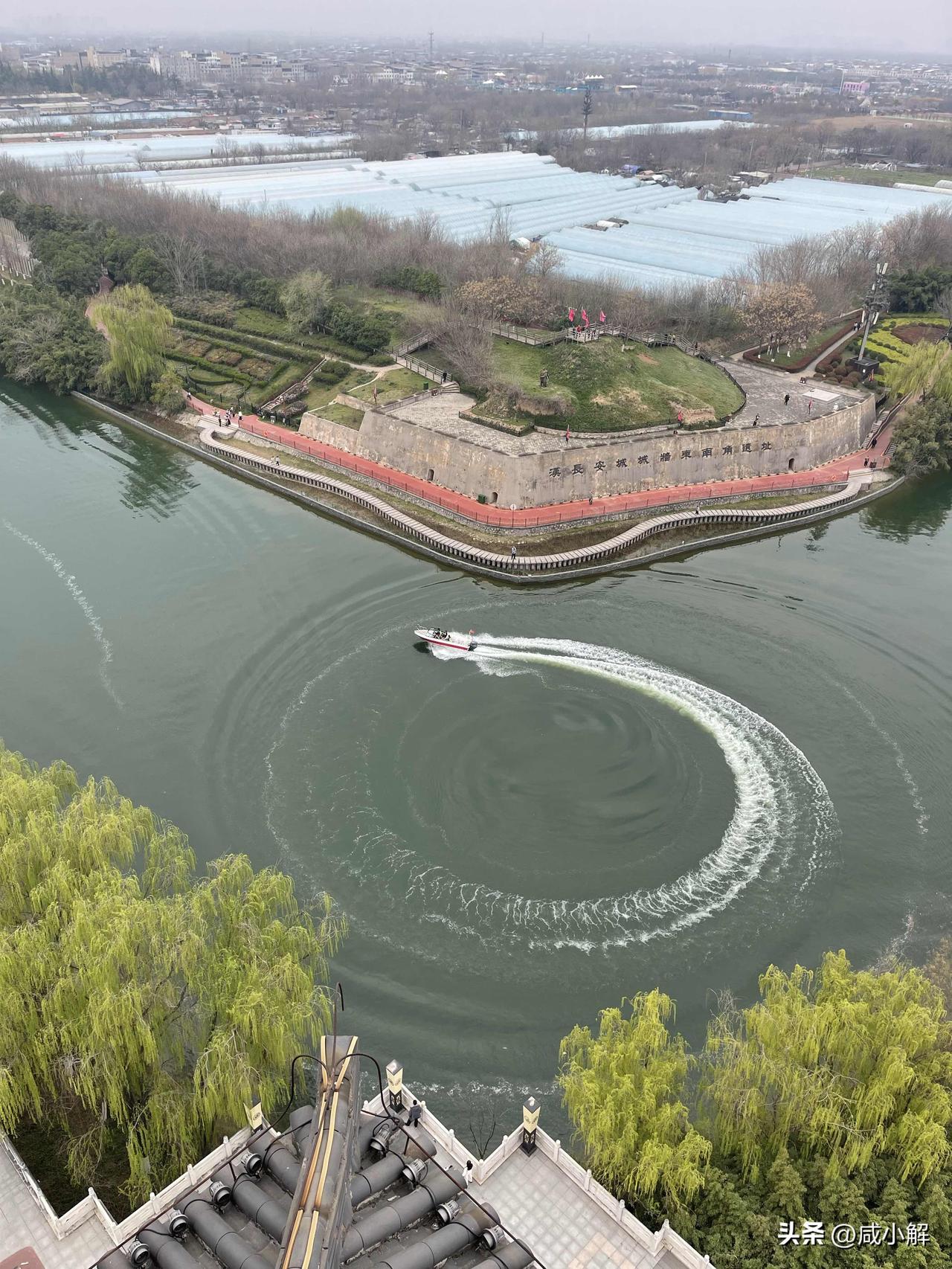 步入西安汉城湖景区，登临大风阁，仿佛穿越回汉武帝的恢弘时代。二楼展厅中，丝绸之路