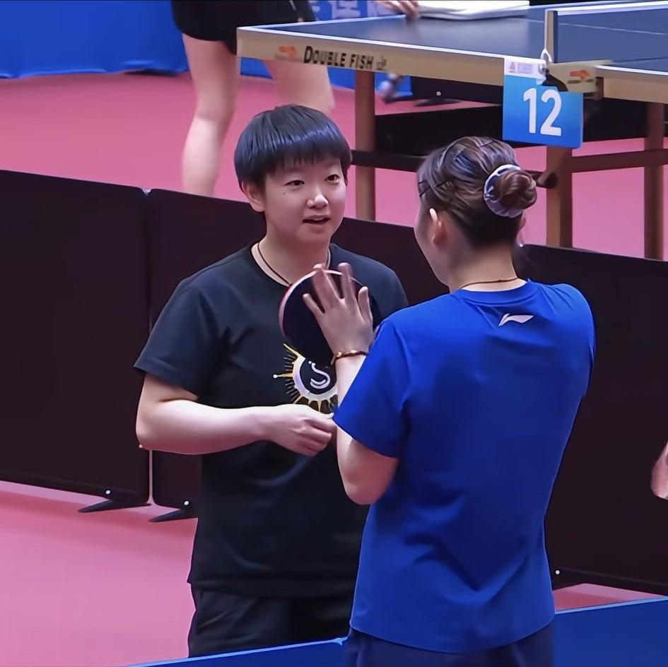 我严重怀疑

孙颖莎是哄小姐妹陪她练球

不然怎么会一上午的时间，去找人家说话三