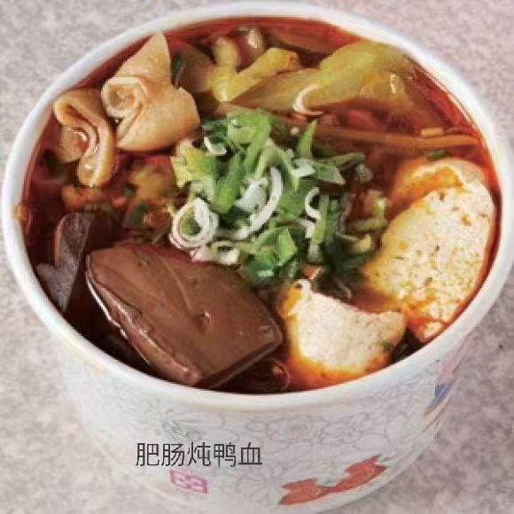 暖心暖胃的肥肠炖鸭血，一碗下肚暖全身！🍜🔥