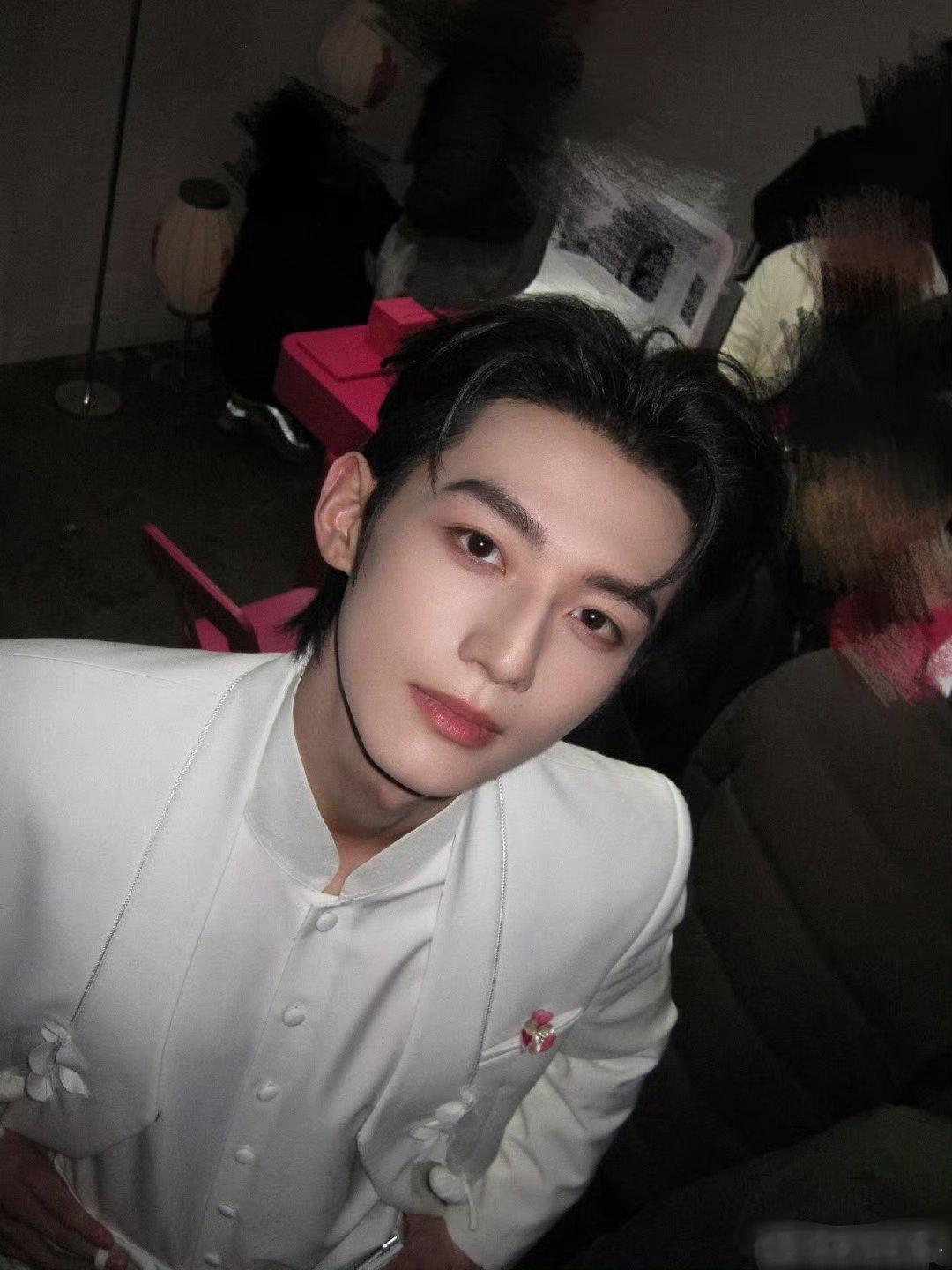 赖伟明饭撒一下子社死一辈子赖伟明好不容易饭撒一下，结果被粉丝起哄，脸红到脖子根 