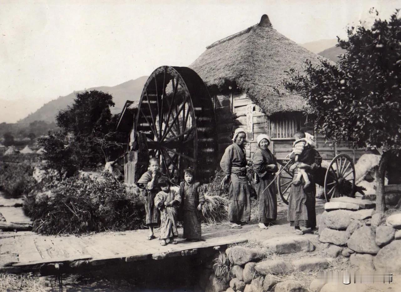 水磨坊前的一家人。日本，1914年旧时社会风貌 清末川西老照片 1954年秋 抗