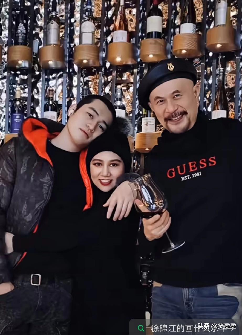 1994年，徐锦江在云南机场对女兵殷祝平一见钟情并当场求婚，把对方吓了一跳，慌乱