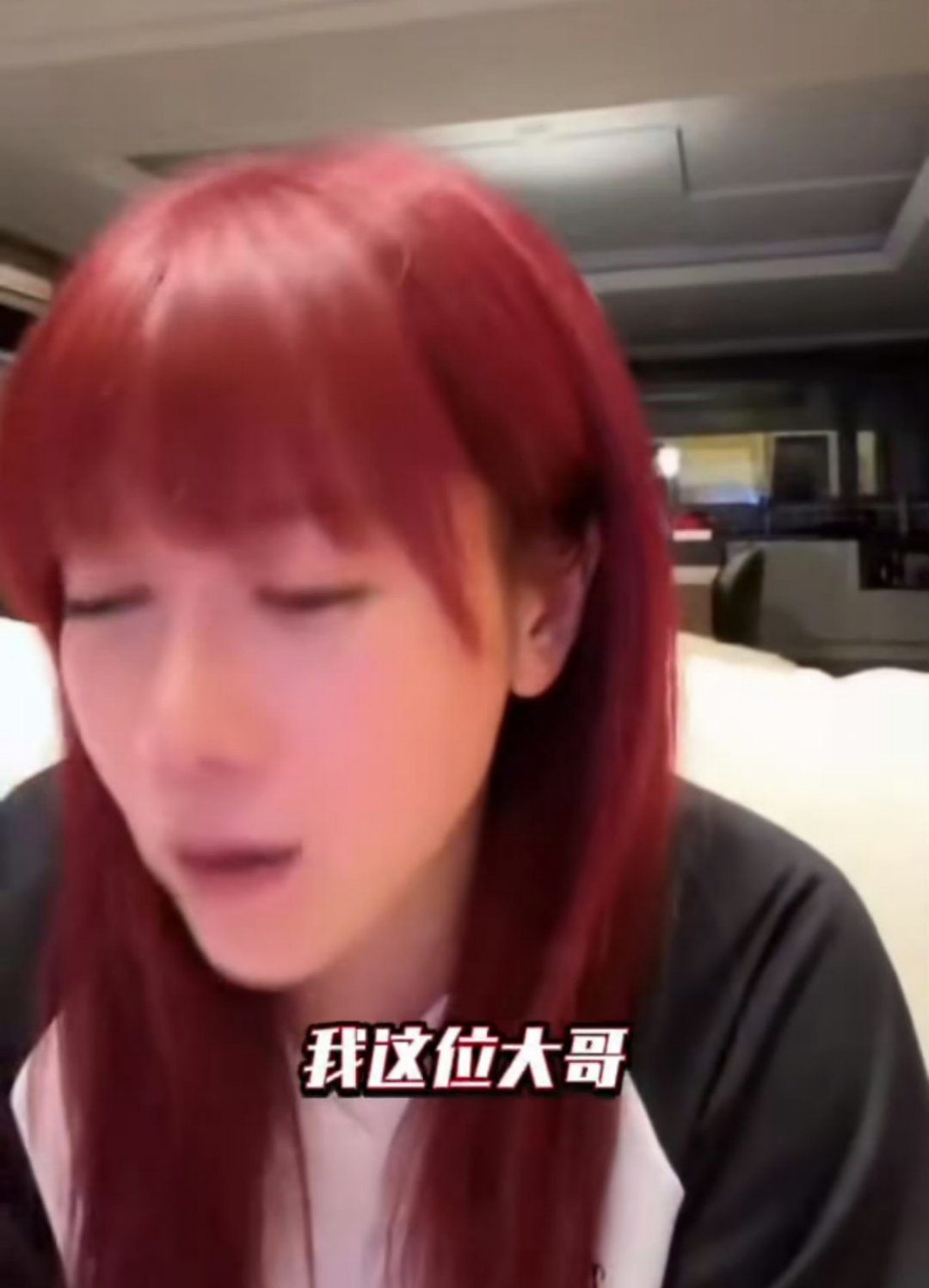 曝艺人被换角气到泼助理咖啡2025年10月，一位匿名艺人助理在网上爆料，称自己所