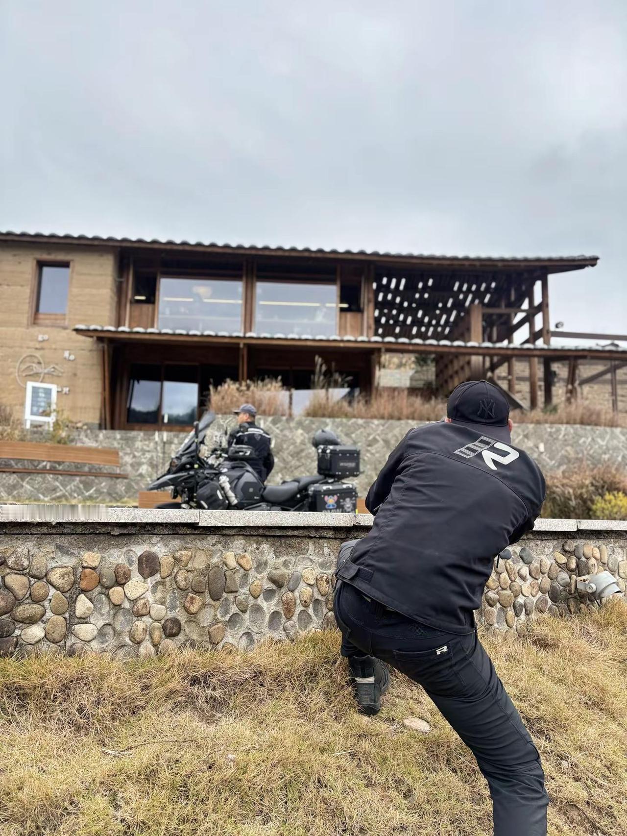 会拍照会动作指导还会修图，全能型选手拍照 拍照姿势 摩托车 水鸟