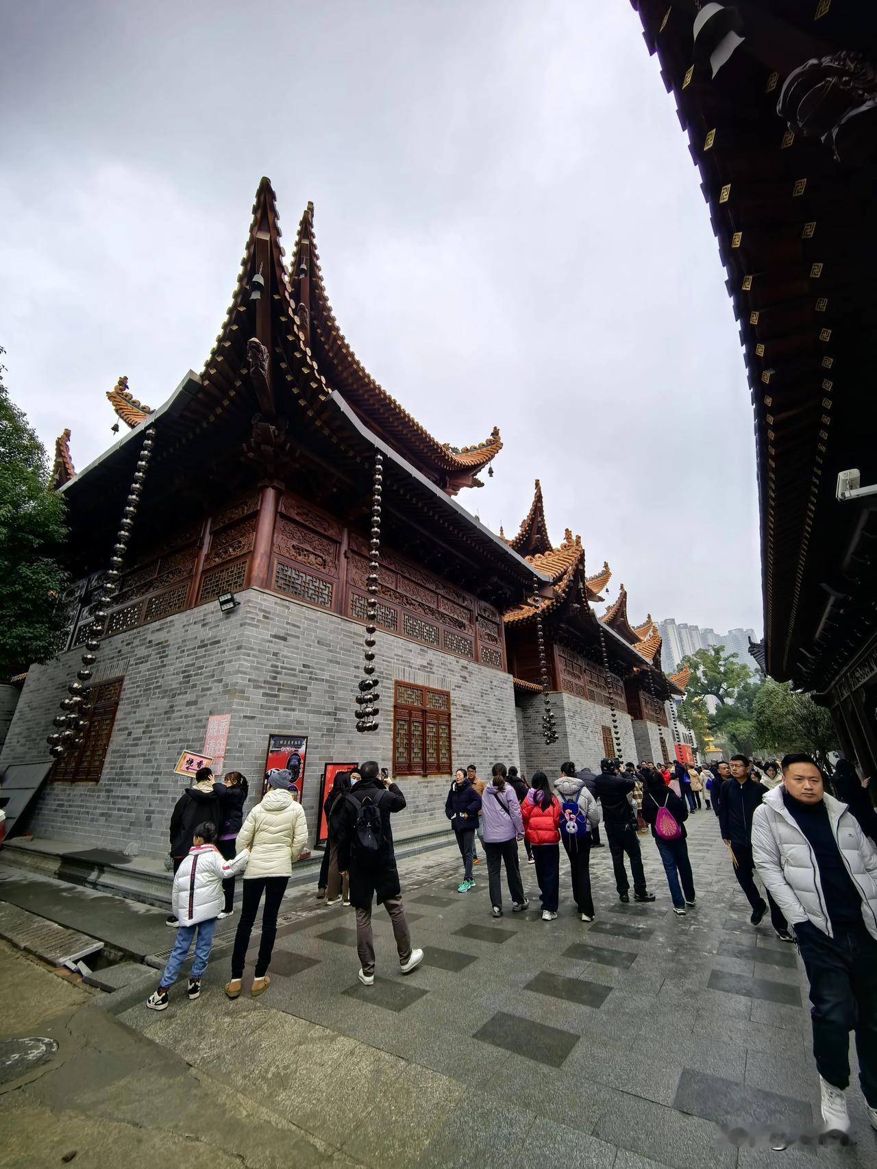 游览三湘名刹古开福寺。古开福寺始建于五代十国时期后唐明宗天成二年（927年），距