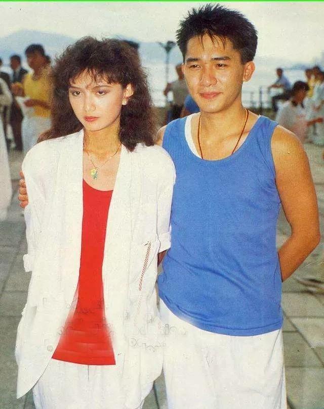 1994年，梁朝伟拿下第一个金马奖，他对刘嘉玲说：“我突然很想跟曾华倩分享这个消