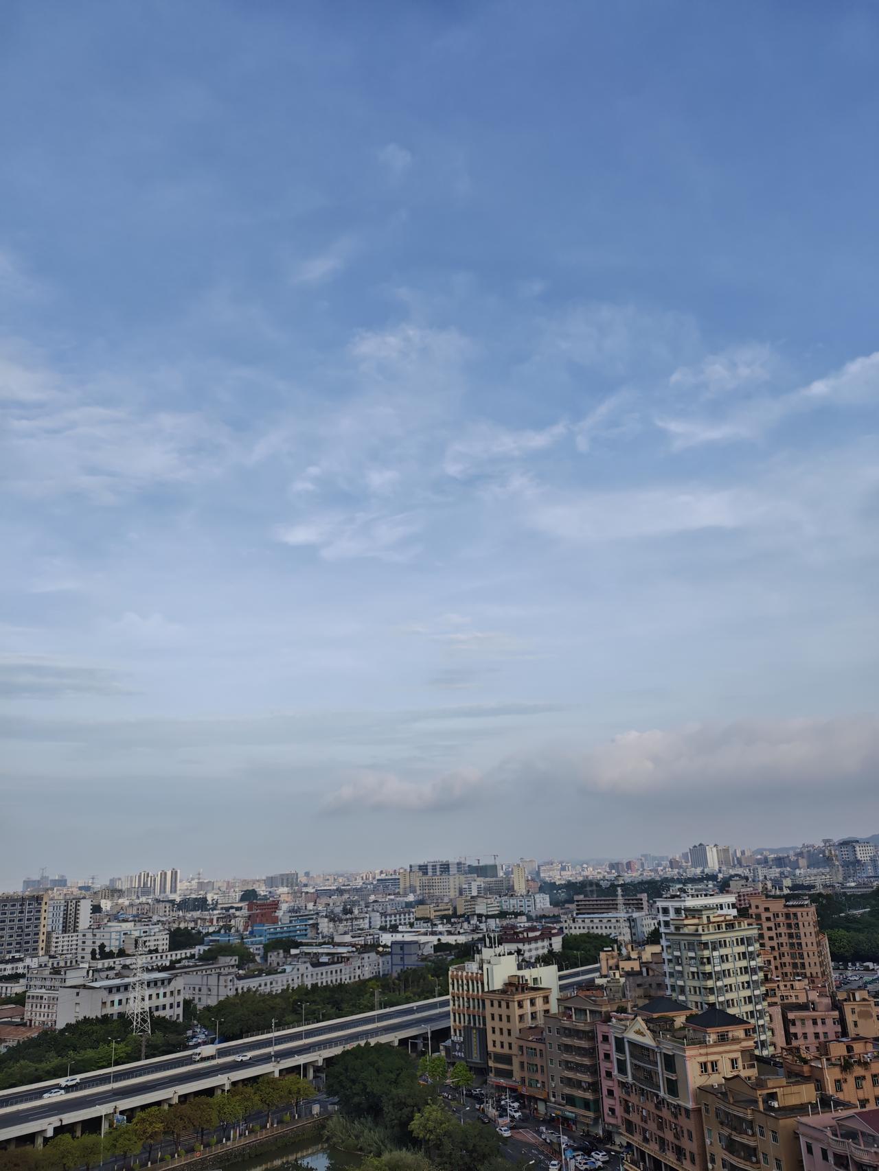 发一张图体现当下的天气气象消息说今天深圳有暴雨，但现在的天气是这样的，刚在阳台上