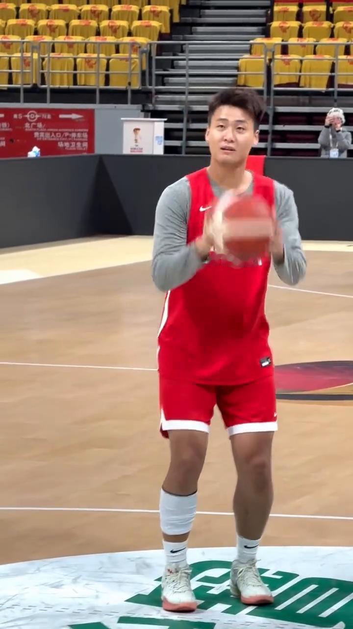 中国男篮难得提前一天公布12人大名单。
中国男篮提前一天公布最终12人大名单，但