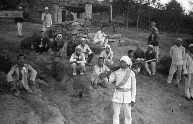 1941年，游击队长刘奎准备开会，队员王德称病不去，刘奎察觉异常，原来王德叛变了