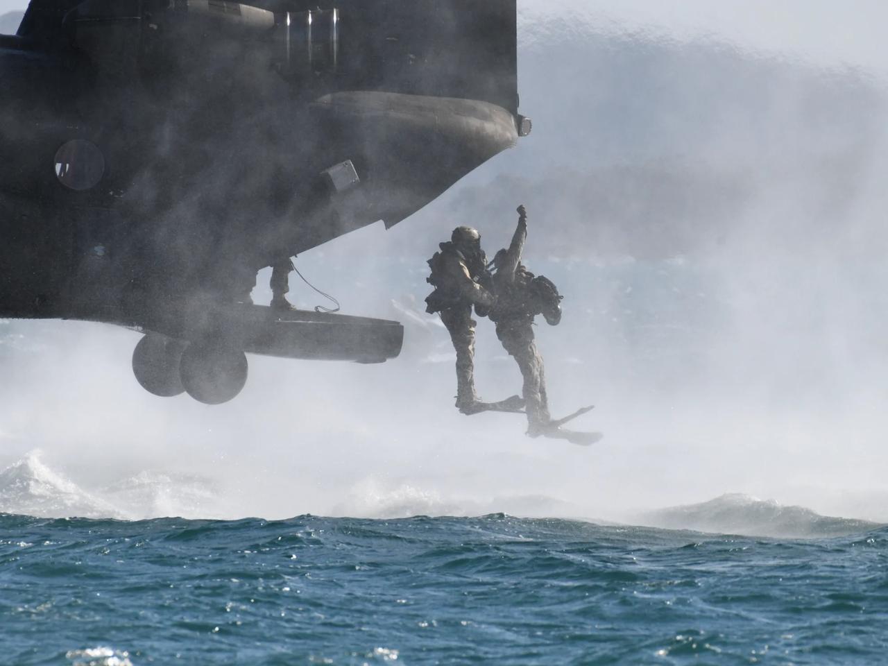 希腊特种部队士兵从支奴干直升机跳入海水中