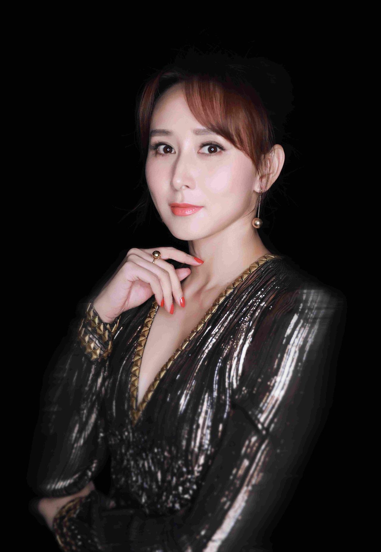 演员，胡静，在她的拿督府，富丽堂皇的豪宅里，招待朋友，老公朱兆祥回来了，胡静介绍