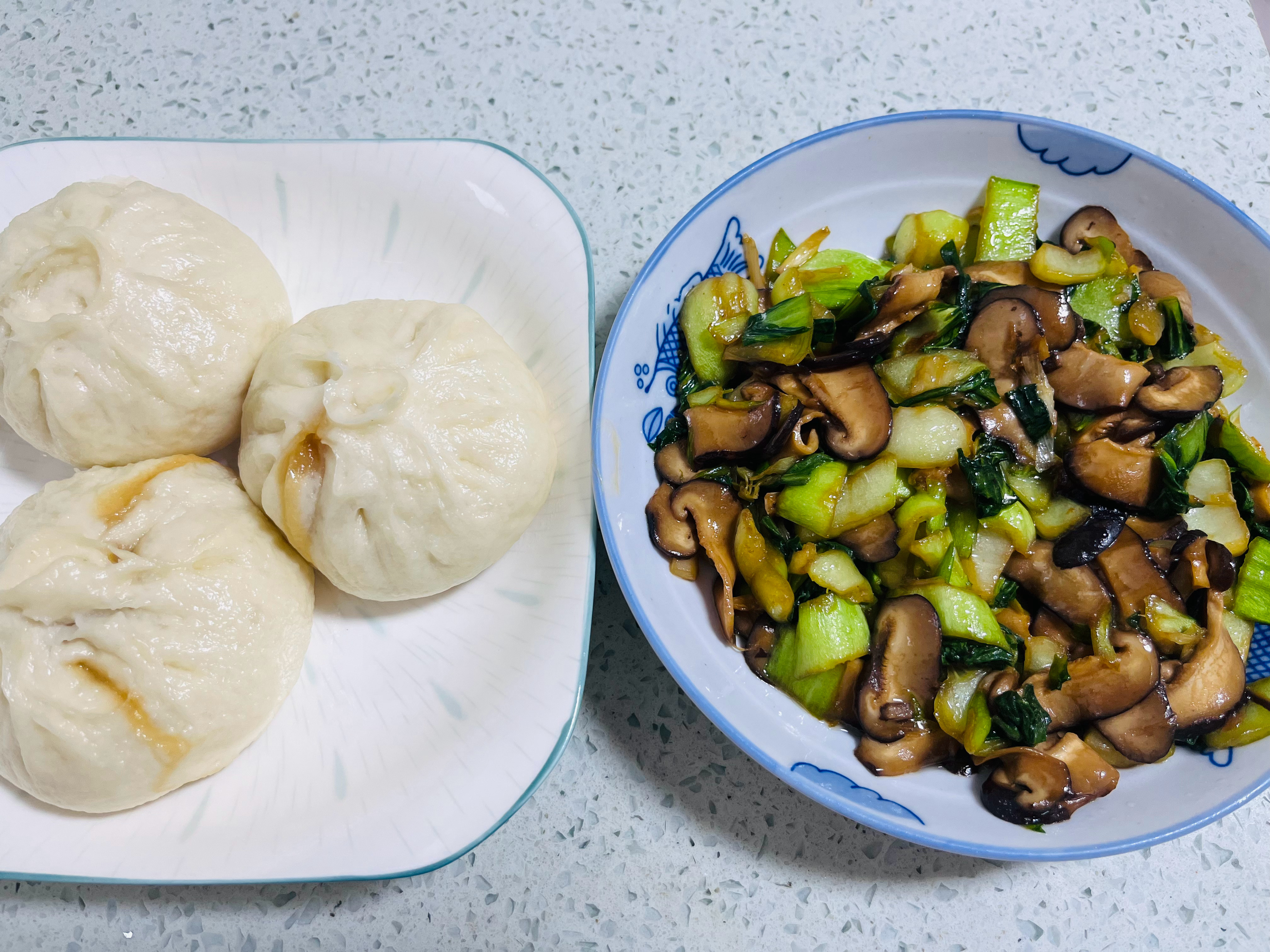 今晚主打主吃肉包子都爆汁啦，香。就配一个菜吧！室友加班娃一个人的晚餐！ 