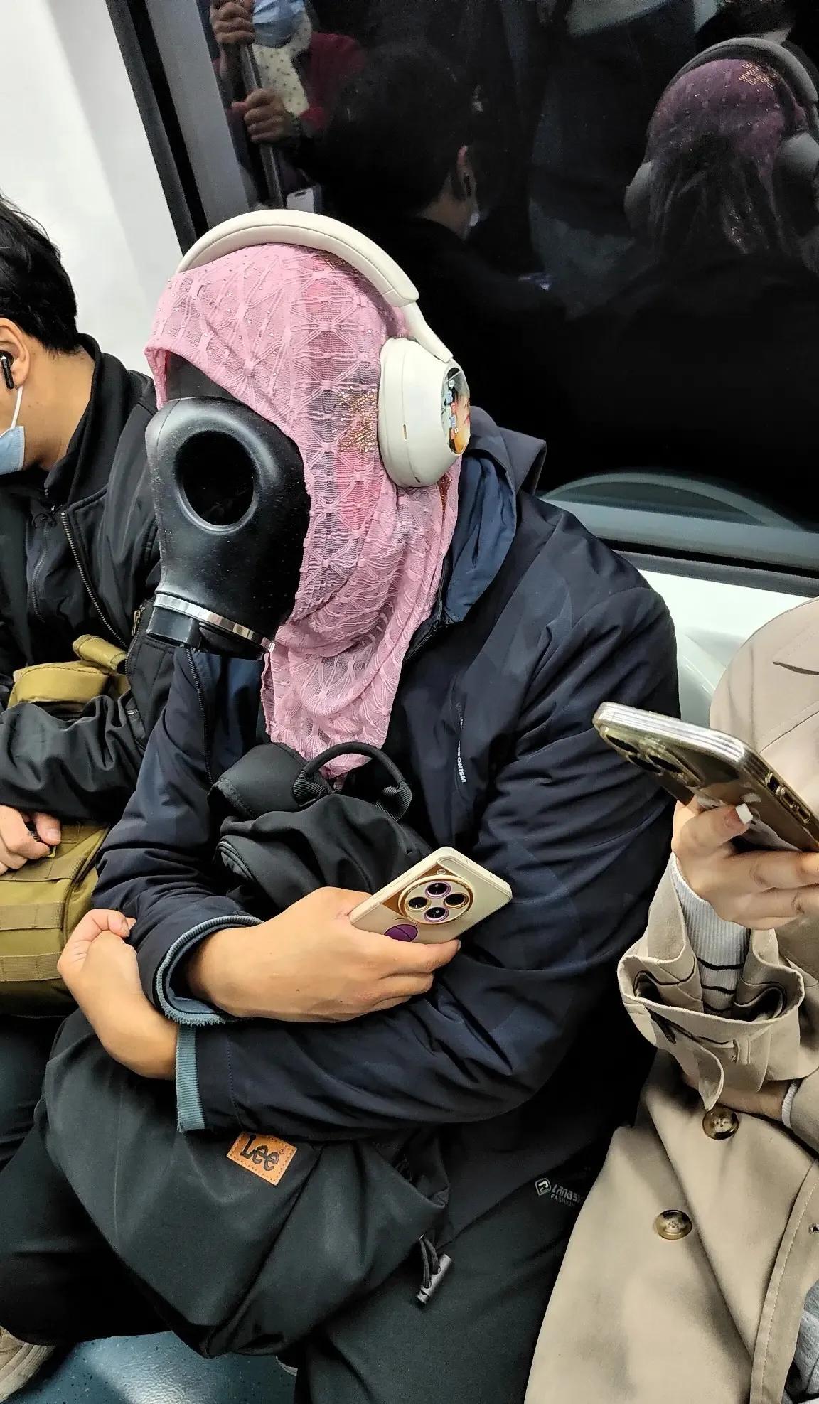 地铁里看到的，这哥们儿是什么造型啊？挺别致啊！