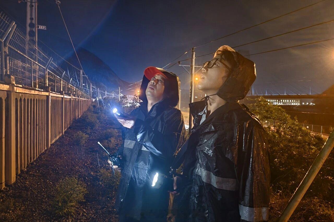 暑运铁路【雨夜守通途，兰铁人护航暑运平安】七月，陇原正值防洪主汛期，暑运学生返乡