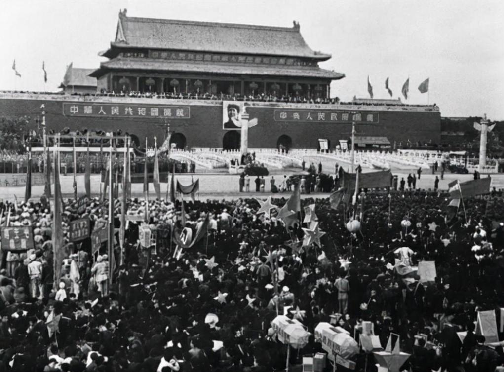 新中国成立之初，国家面临诸多挑战。为了捍卫国家主权、领土完整和人民安全，我国在毛