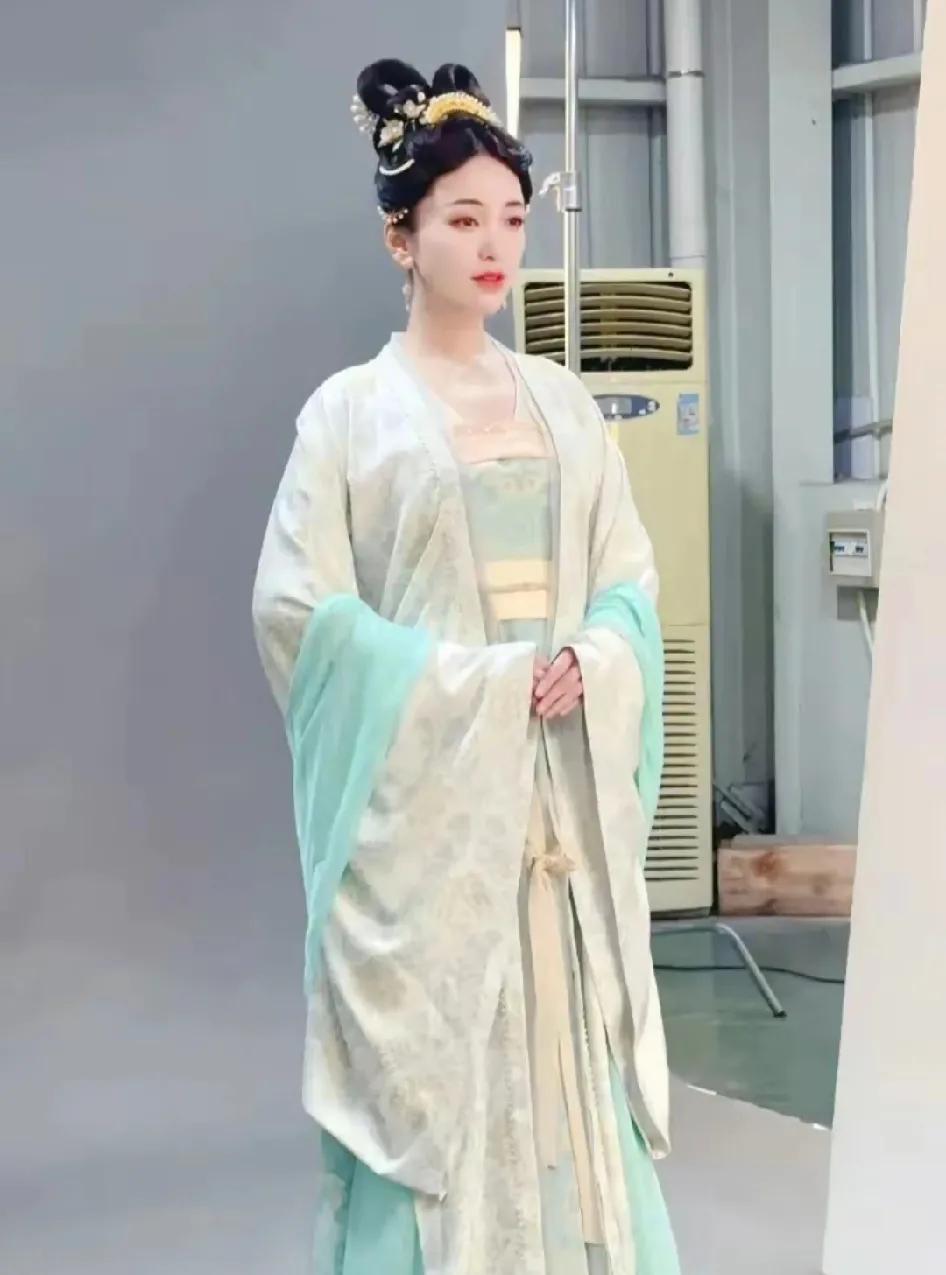 金莎古装造型
看起来不错嘛，很惊艳
是那种温柔的仙女范
一眼看去，好清爽，好温柔
