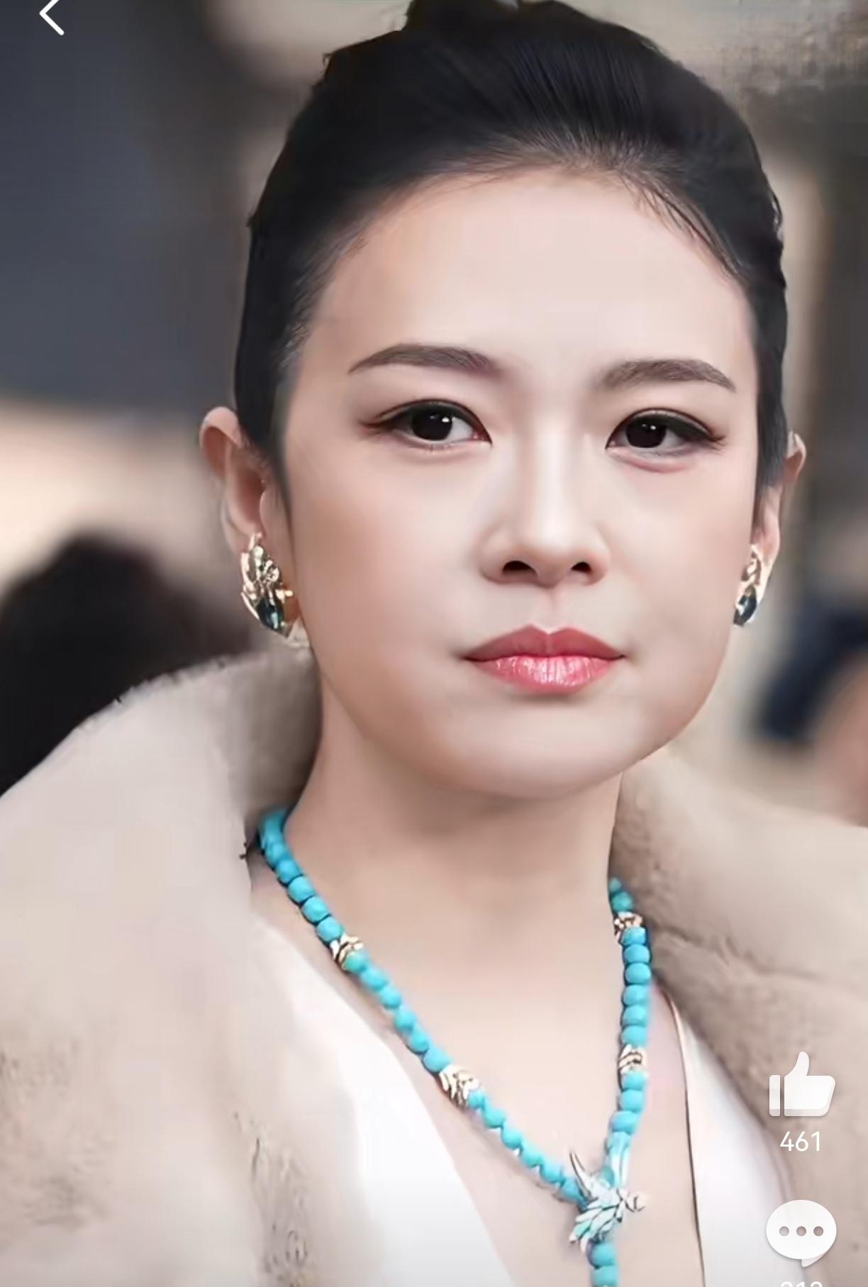 我猜90%的人可能都认不出她是谁！！
如果不说名字，大家绝对想不到。
因为真的跟