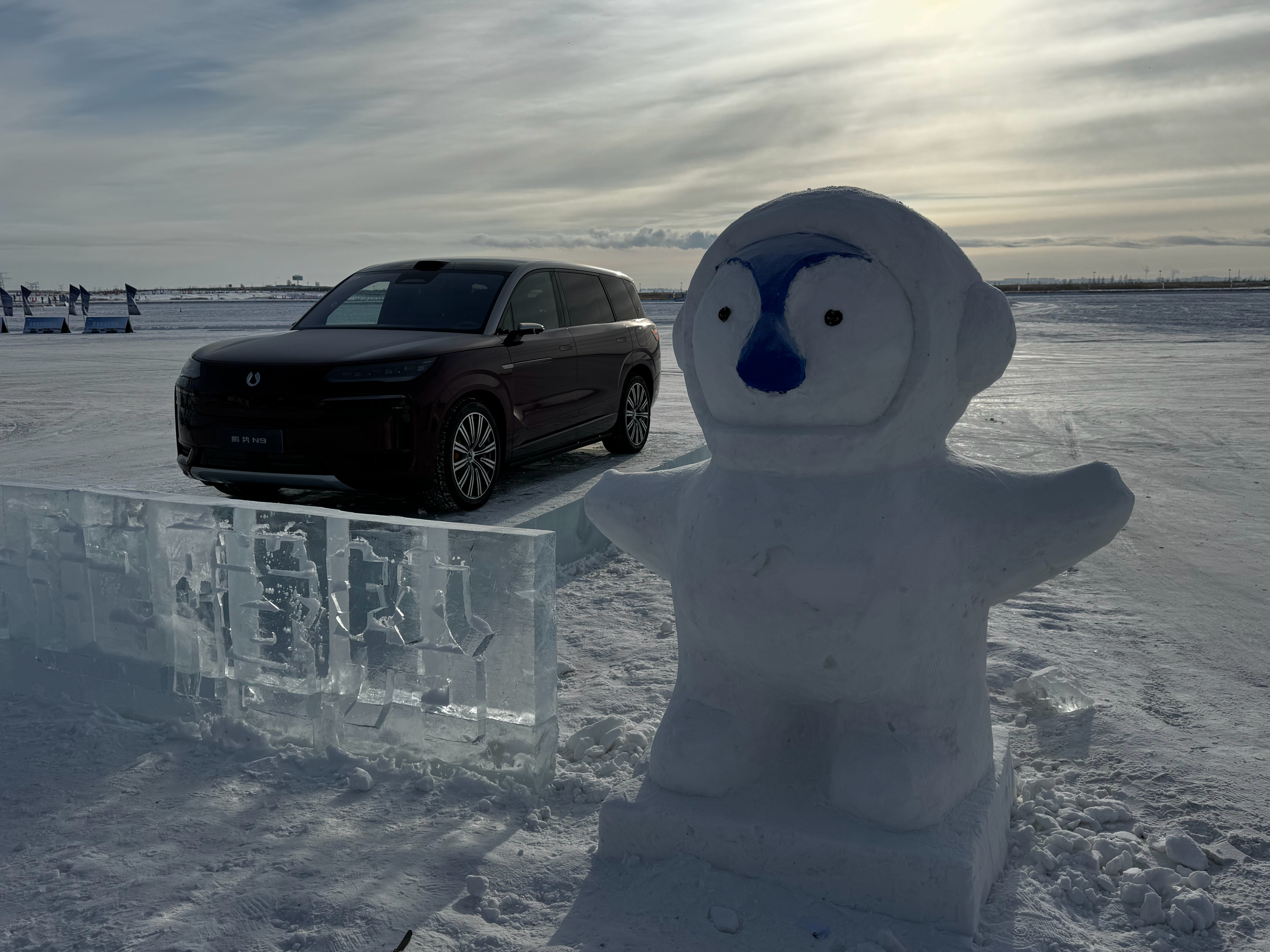 我们切换到海拉尔的最新报道：腾势冰雪体验之旅，挑战冰面百公里加速，稳如老狗。无论