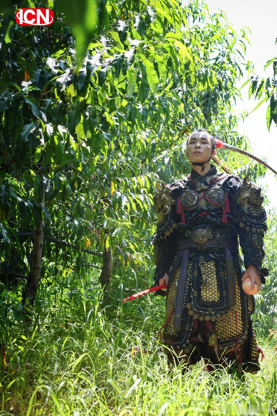 和世界青年拍了拍北京的夏天北京大视听留夏好时光世界青年看北京在果园里扮演孙悟空简