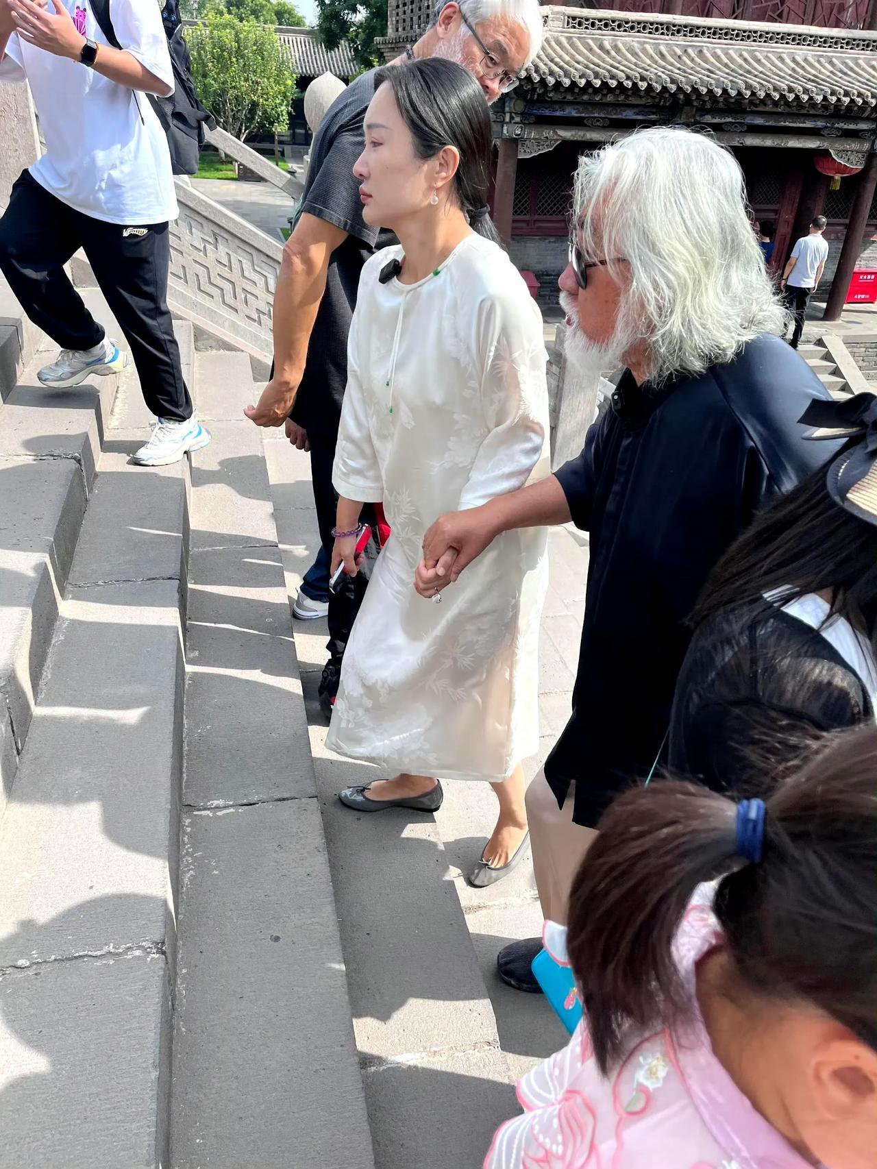 大爷眼神杀火了！张纪中夫妇逛寺藏着多少故事
 
山西大同华严寺的偶遇，让张纪中杜