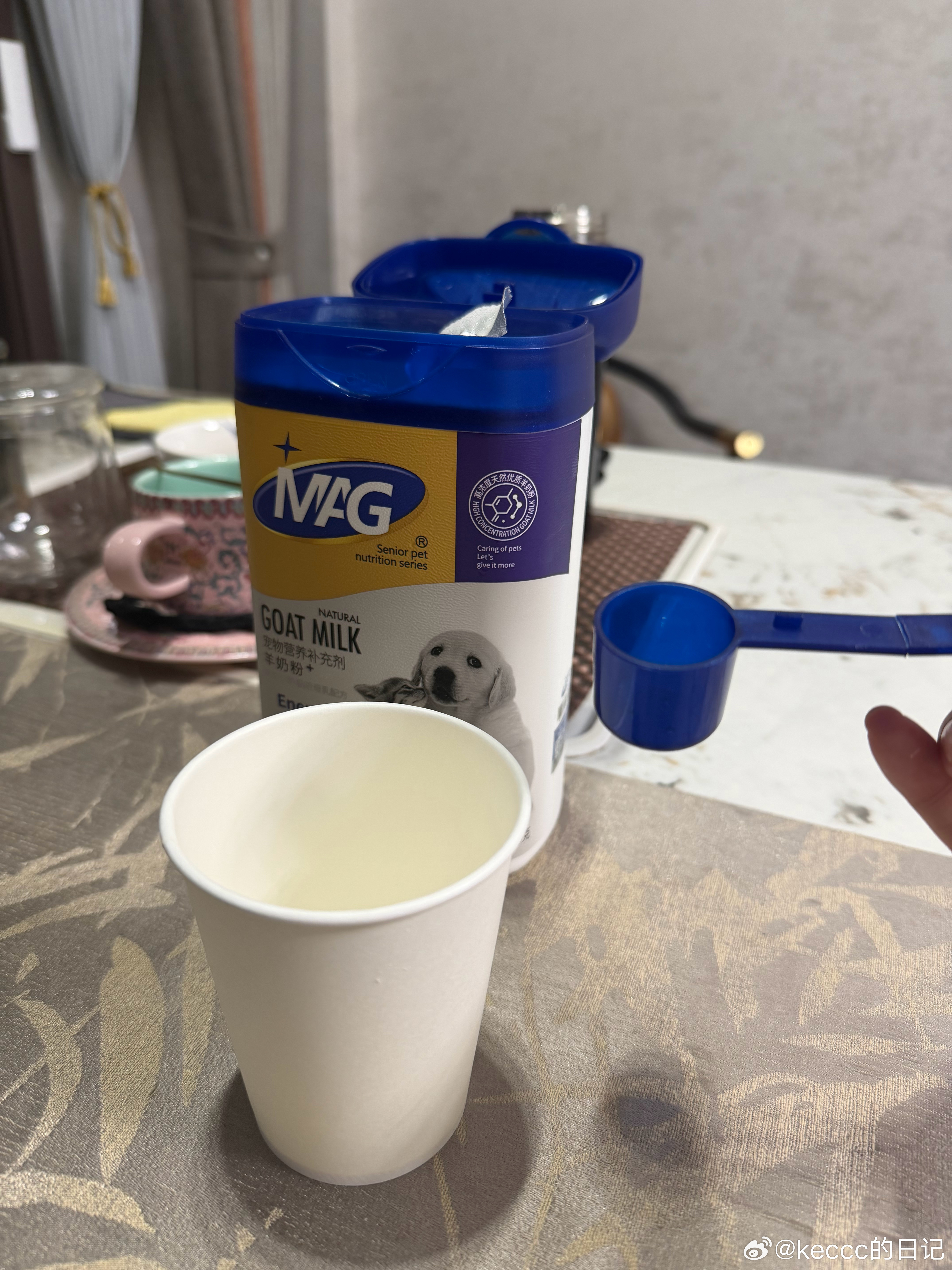 面皮绝对是我亲生的，和我一样不吃羊。买的羊奶香香的，凯文喝了好多，面皮一口不喝，