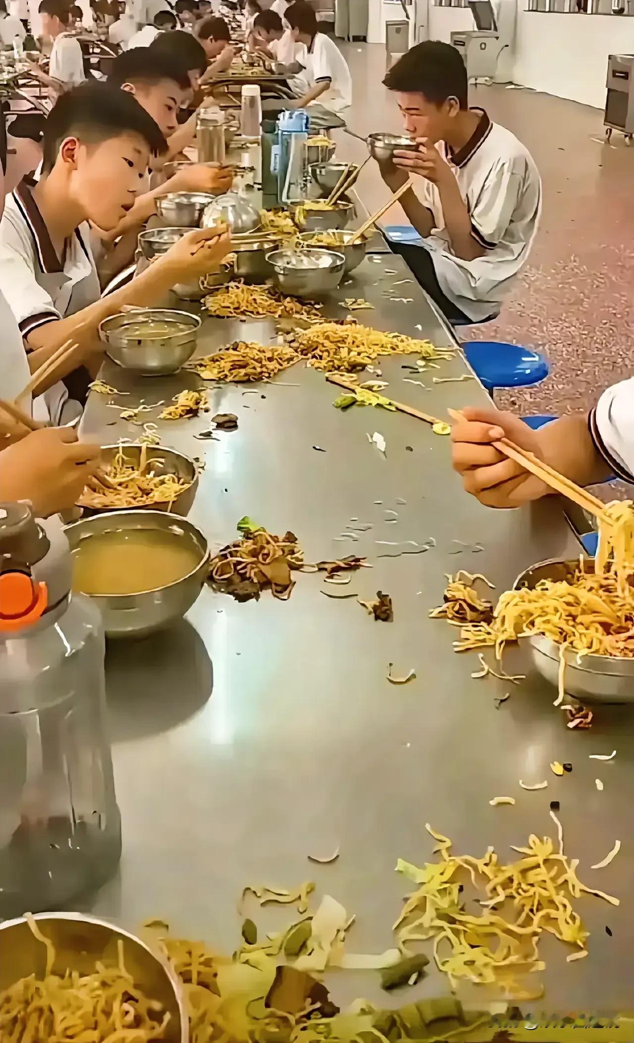这张照片让人看着真痛心啊，这算不算教育的失败呢？
学生们吃饭浪费太严重了，吃不了