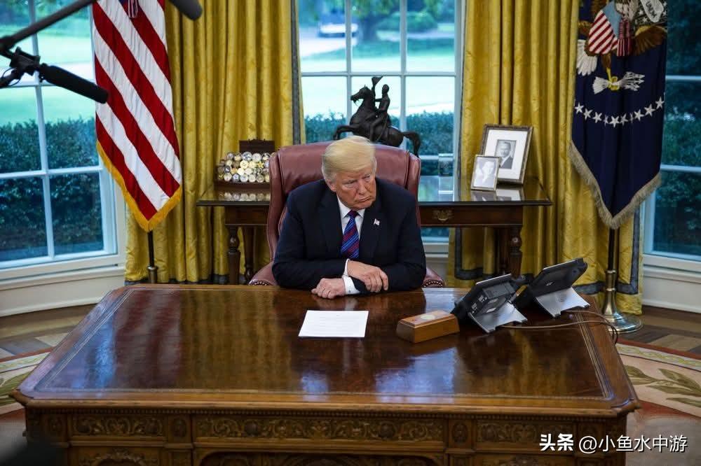 为防范能源危机 ，特朗普双管齐下 ，美国将为航经波斯湾船只提供护航与保险。
 