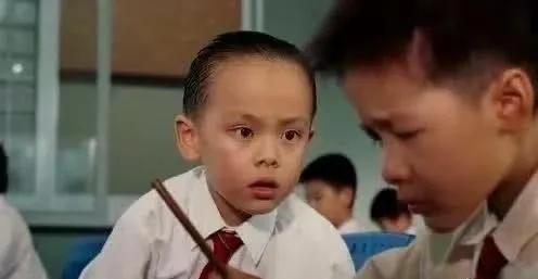 敢情这个小孩也是个女孩啊，周星驰真是有一种神奇的力量，就是小时候长得丑不叫丑，周
