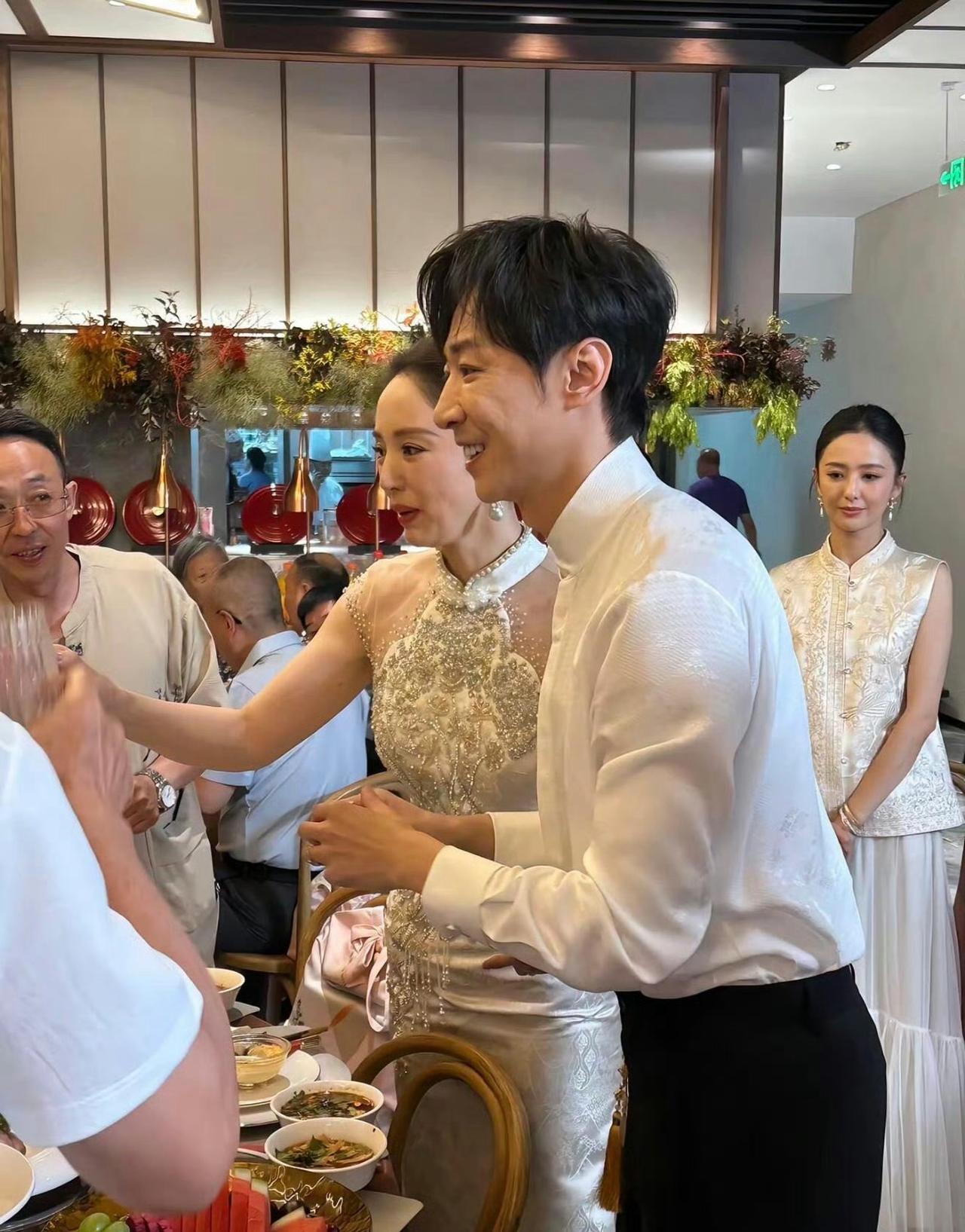 张维伊，瞒不住了！
张维伊戴30万名表，却在县城小饭店低调办婚礼，人均67元价格