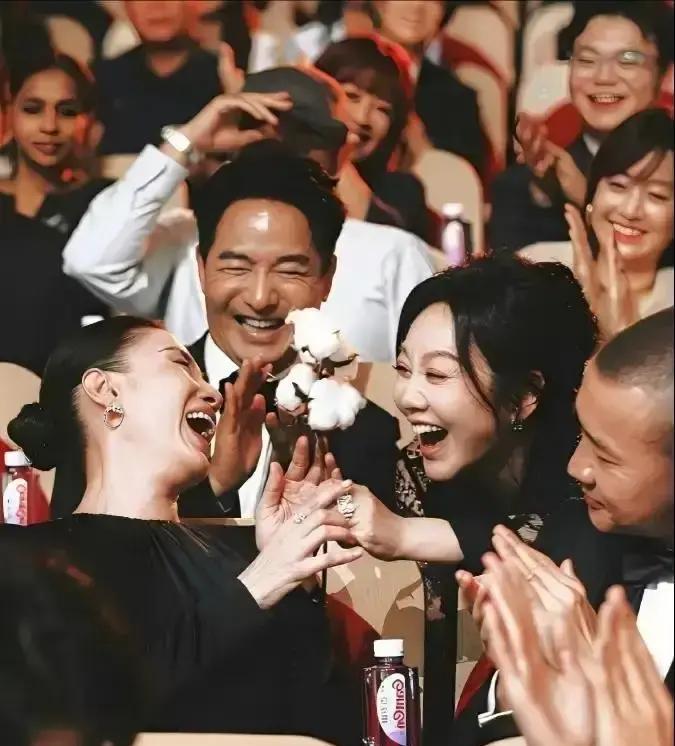 白玉兰刚颁完，宋佳裙子塌了
 
闫妮蹲下，把裙摆折三折，塞团棉球，腰线瞬间挺了。