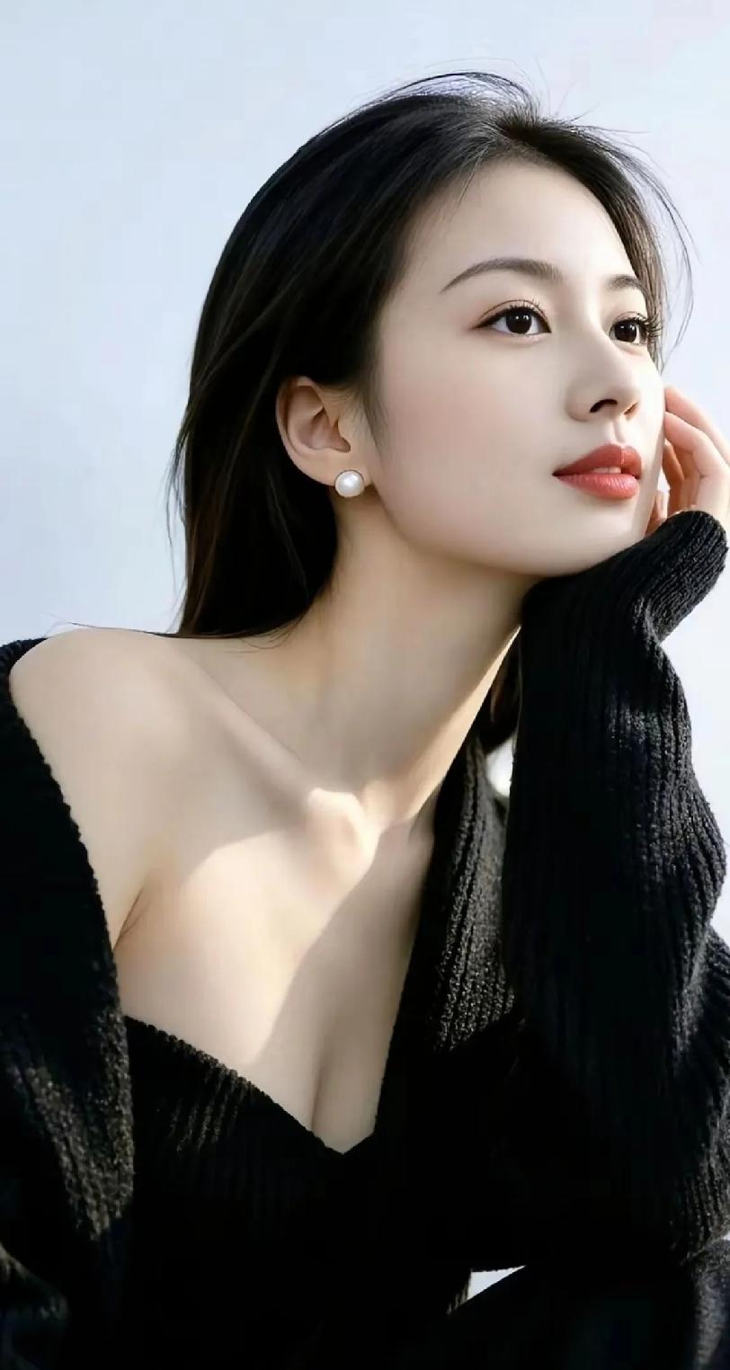 一袭优雅黑纱，温柔地低眉颔首，珍珠耳坠摇曳生姿，尽显东方女性的独特魅力。她静立在
