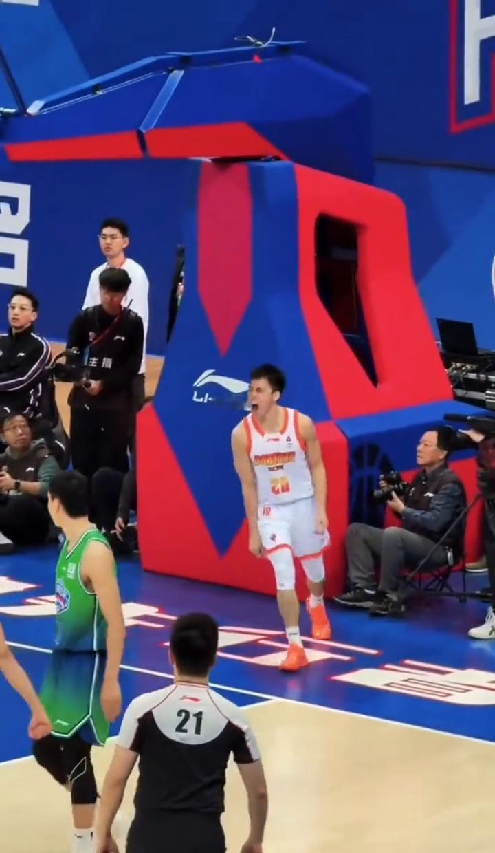 最新的得分王，居然是个控卫。
庞峥麟的真实命中率停在61.3%，压过一堆外援。