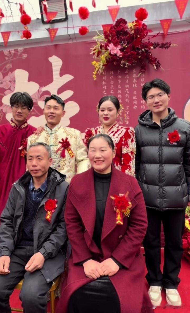 申聪今日大婚，二弟又官宣女友。
申聪成家立业，寻子家长们孙海洋等纷纷前来祝贺，彭