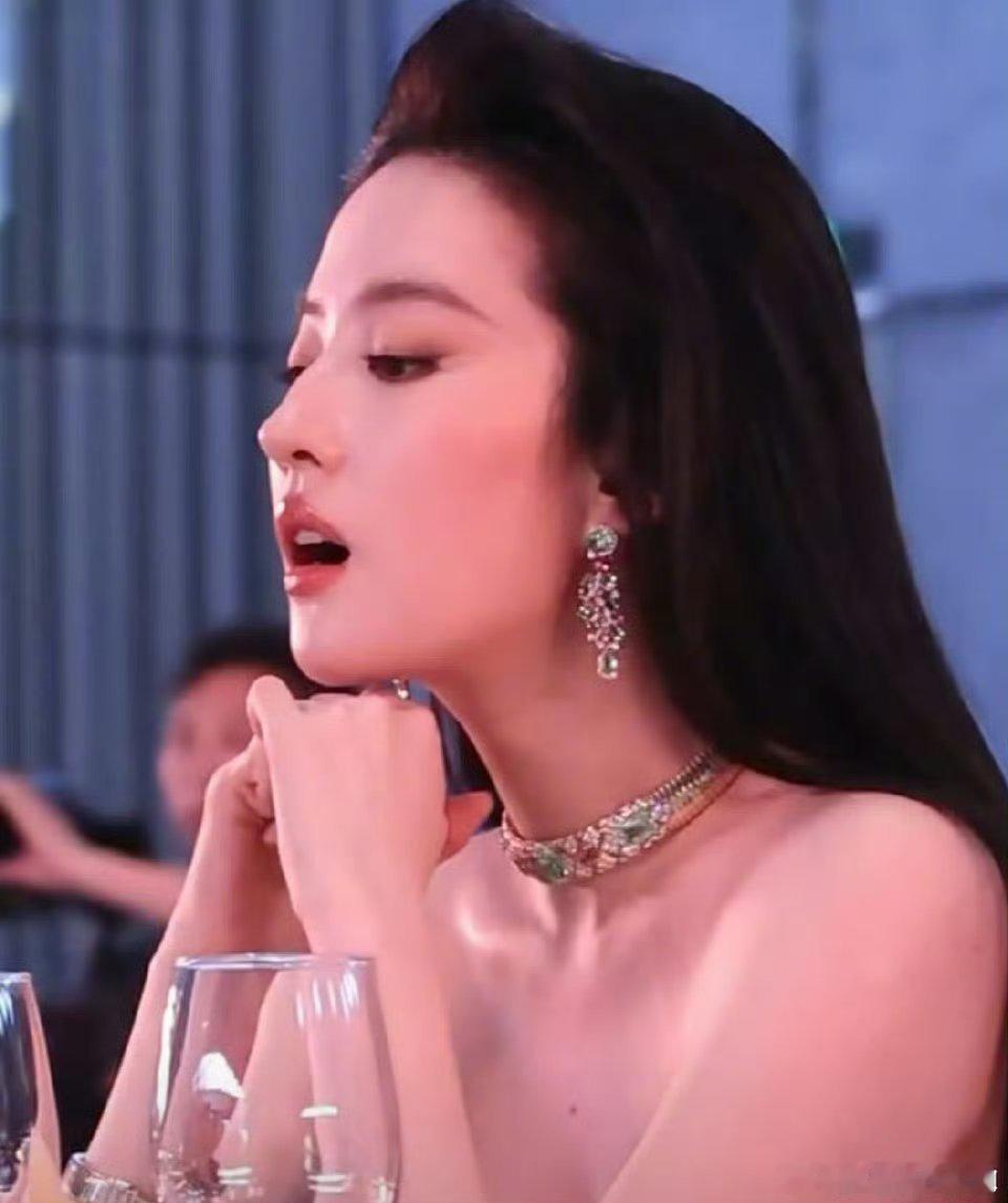 鼻梁高的人从头顶看是这样的啊，天塌下来自有刘亦菲的鼻子顶着，真正的360度无死角
