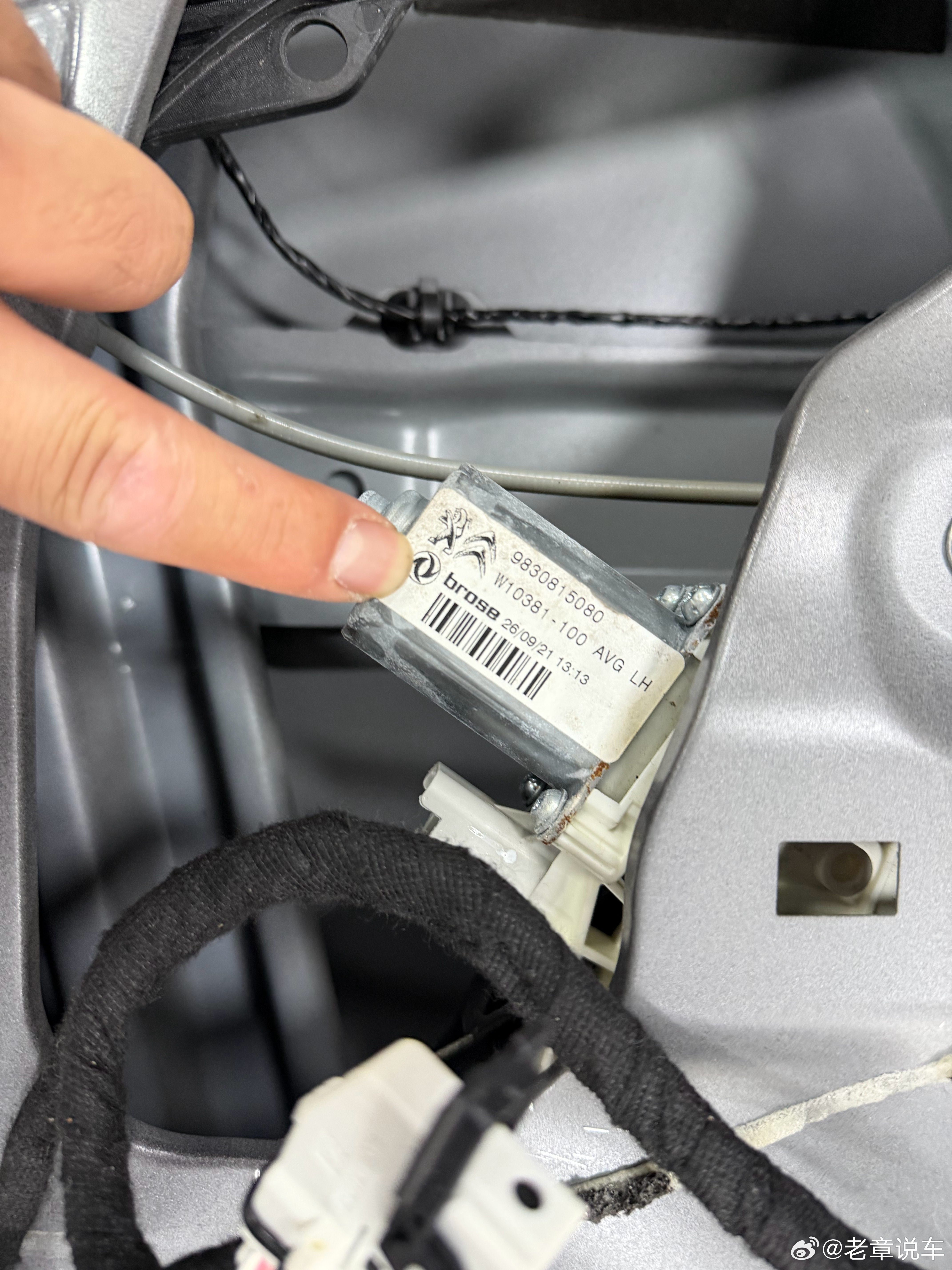 凡尔赛 C5X 的一个车门，就值得很多品牌学习。一体冲压成型车门。全系标配气压传