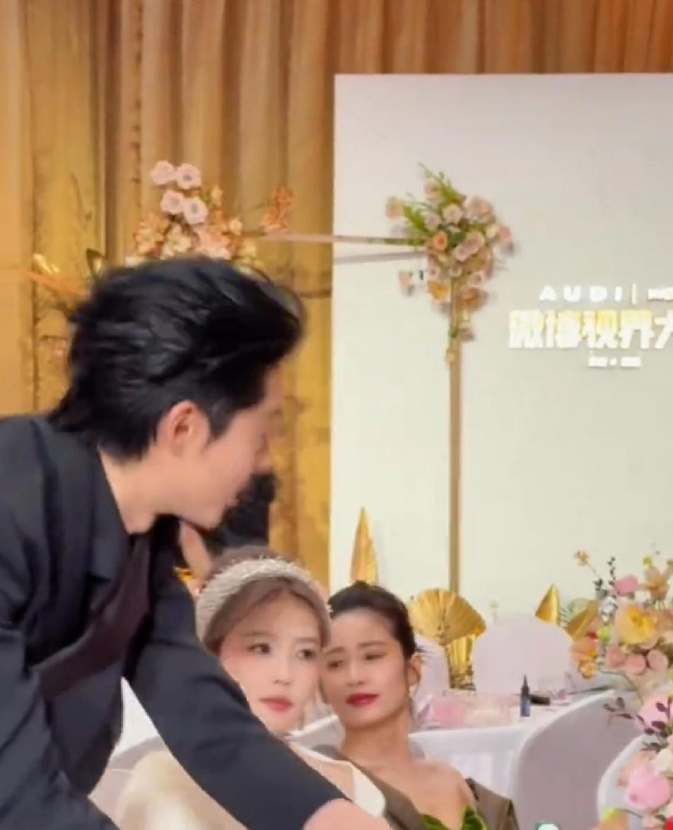 王鹤棣和白鹿后台对戏，没剧本，没导播，两人一抬眼，全场静了。
一个演老板训话，一